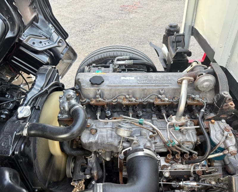 ISUZU NKR 120 แรง ปี 2553 (4 ล้อ-ไม่ติดเวลา) (กระบะ+คอก) เครื่องดี คัสซีสวย แอร์เย็น รถสวย พร้อมใช้งานทันที