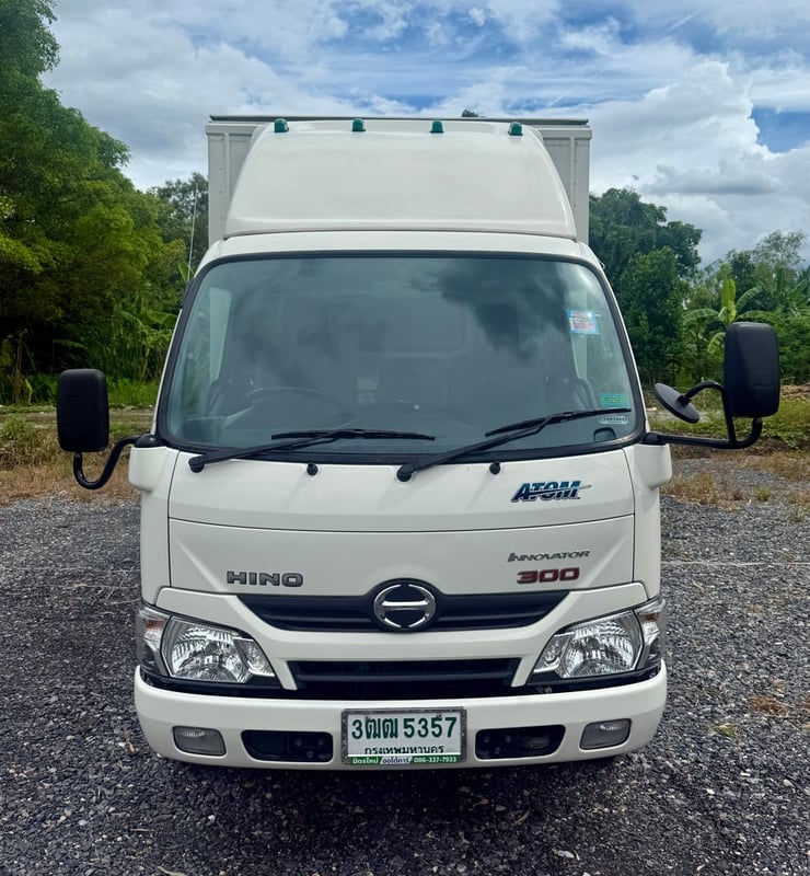 HINO 300 ATOM ปี 2564 สวยๆ เดิมบาง (4 ล้อ - ไม่ติดเวลา) (รถมือเดียวป้ายแดง) (ตู้แห้ง+เปิดท้าย) เครื่องดี คัสซีสวย แอร์เย็น พ.เพาเวอร์ พวงมาลัย Airbag วิทยุ USB MP3 รถถูกคัดสรรผ่านมาตรฐาน รถสวยมาก