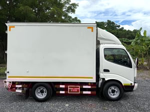 HINO 300 ATOM ปี 2564 สวยๆ เดิมบาง (4 ล้อ - ไม่ติดเวลา) (รถมือเดียวป้ายแดง) (ตู้แห้ง+เปิดท้าย) เครื่องดี คัสซีสวย แอร์เย็น พ.เพาเวอร์ พวงมาลัย Airbag วิทยุ USB MP3 รถถูกคัดสรรผ่านมาตรฐาน รถสวยมาก