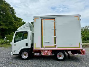 NLR130 ปี 2561 (รถห้างแท้) (4 ล้อ - ไม่ติดเวลา) (รถมือเดียวป้ายแดง) (ตู้แห้ง+เปิดท้าย+เปิดซ้าย) เครื่องดี คัสซีสวย แอร์เย็น พ.เพาเวอร์ ก.ไฟฟ้า พวงมาลัย Airbag วิทยุ USB MP3 รถถูกคัดสรรผ่านมาตรฐาน รถสวยมาก