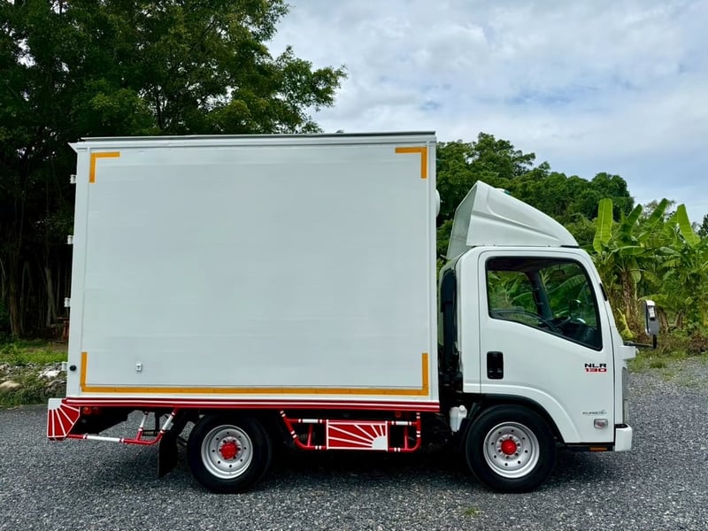 NLR130 ปี 2561 (รถห้างแท้) (4 ล้อ - ไม่ติดเวลา) (รถมือเดียวป้ายแดง) (ตู้แห้ง+เปิดท้าย+เปิดซ้าย) เครื่องดี คัสซีสวย แอร์เย็น พ.เพาเวอร์ ก.ไฟฟ้า พวงมาลัย Airbag วิทยุ USB MP3 รถถูกคัดสรรผ่านมาตรฐาน รถสวยมาก