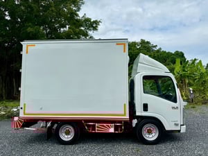 NLR130 ปี 2561 (รถห้างแท้) (4 ล้อ - ไม่ติดเวลา) (รถมือเดียวป้ายแดง) (ตู้แห้ง+เปิดท้าย+เปิดซ้าย) เครื่องดี คัสซีสวย แอร์เย็น พ.เพาเวอร์ ก.ไฟฟ้า พวงมาลัย Airbag วิทยุ USB MP3 รถถูกคัดสรรผ่านมาตรฐาน รถสวยมาก