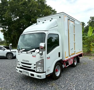 NLR130 ปี 2561 (รถห้างแท้) (4 ล้อ - ไม่ติดเวลา) (รถมือเดียวป้ายแดง) (ตู้แห้ง+เปิดท้าย+เปิดซ้าย) เครื่องดี คัสซีสวย แอร์เย็น พ.เพาเวอร์ ก.ไฟฟ้า พวงมาลัย Airbag วิทยุ USB MP3 รถถูกคัดสรรผ่านมาตรฐาน รถสวยมาก