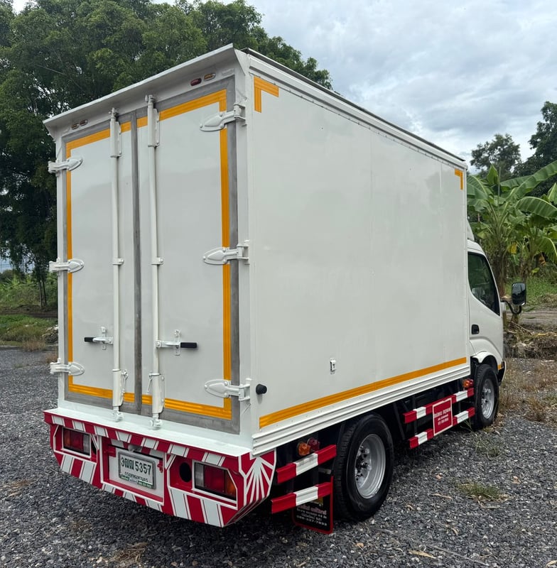 HINO 300 ATOM ปี 2564 สวยๆ เดิมบาง (4 ล้อ - ไม่ติดเวลา) (รถมือเดียวป้ายแดง) (ตู้แห้ง+เปิดท้าย) เครื่องดี คัสซีสวย แอร์เย็น พ.เพาเวอร์ พวงมาลัย Airbag วิทยุ USB MP3 รถถูกคัดสรรผ่านมาตรฐาน รถสวยมาก