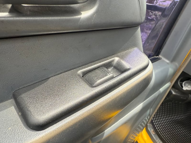 NKR 100 แรง (การ์ตูน) (4 ล้อ - ป้ายเล็กไม่ติดเวลา) (กระบะ+ตู้ทึบ) (กระทะผ่า+ยางดี 4 เส้น) (แบตเตอรี่ใหม่) เครื่องดี คัสซีสวย แอร์เย็น พร้อมโอน