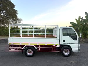 ISUZU NKR (รถห้างแท้) (ตาเพชร) เครื่อง 100 แรง เทอร์โบ (4 ล้อ-ไม่ติดเวลา) (กระบะพื้นเหล็ก+คอกเหล็ก) เครื่องดี คัสซีสวย แอร์เย็น ☎️ 086-337-7933 ก้าว ISUZU NKR (รถห้างแท้) (ตาเพชร) เครื่อง 100 แรง เทอร์โบ (4 ล้อ-ไม่ติดเวลา) (กระบะพื้นเหล็ก+คอกเหล็ก) เครื่องดี คัสซีสวย แอร์เย็น ☎️ 086-337-7933 ก้าว