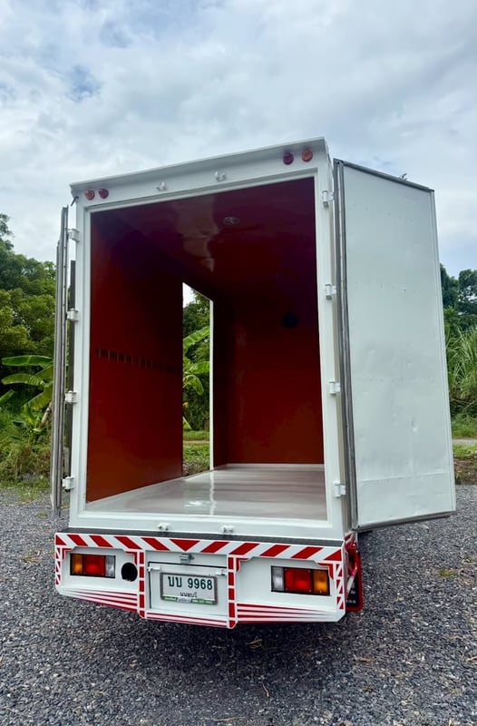 NLR130 ปี 2561 (รถห้างแท้) (4 ล้อ - ไม่ติดเวลา) (รถมือเดียวป้ายแดง) (ตู้แห้ง+เปิดท้าย+เปิดซ้าย) เครื่องดี คัสซีสวย แอร์เย็น พ.เพาเวอร์ ก.ไฟฟ้า พวงมาลัย Airbag วิทยุ USB MP3 รถถูกคัดสรรผ่านมาตรฐาน รถสวยมาก