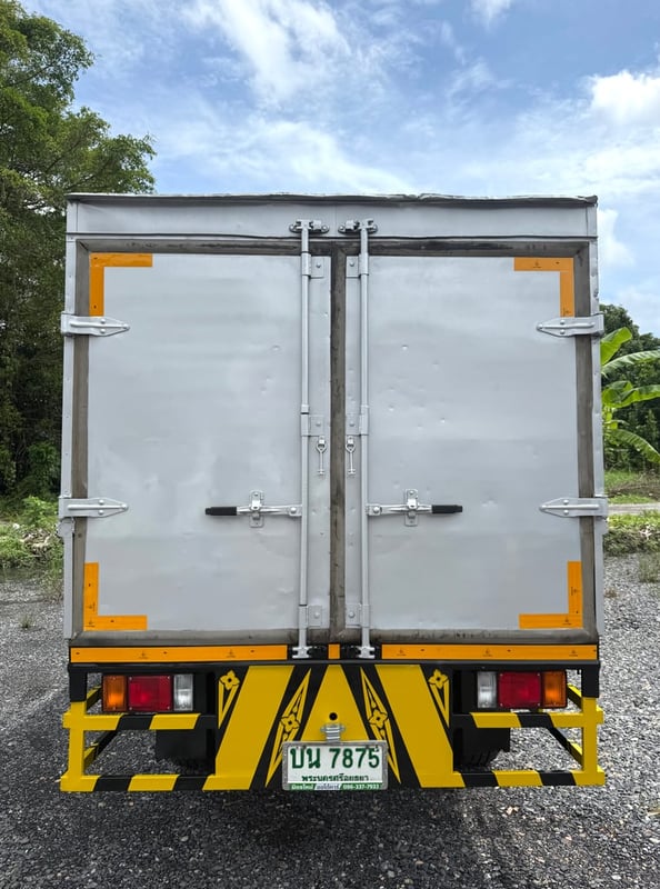 NKR 100 แรง (การ์ตูน) (4 ล้อ - ป้ายเล็กไม่ติดเวลา) (กระบะ+ตู้ทึบ) (กระทะผ่า+ยางดี 4 เส้น) (แบตเตอรี่ใหม่) เครื่องดี คัสซีสวย แอร์เย็น พร้อมโอน