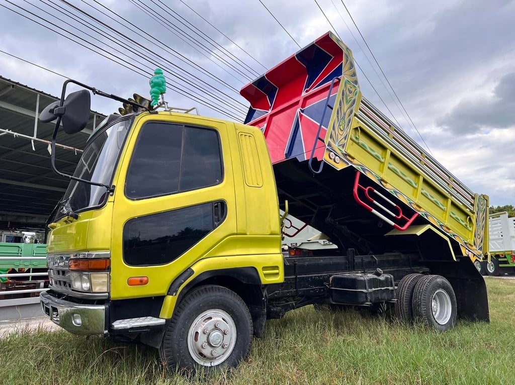 ขายรถ6ล้อดั้ม สภาพสวยพร้อมใช้งาน สนใจติดต่อ 090-8588220