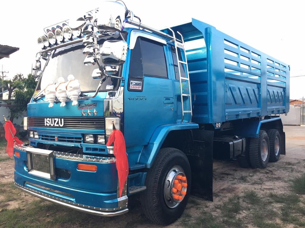 เสร็จสดใหม่ รถดั้ม2เพลา ร็อกกี้240แรง เกียร์ฟูลเลอร์ บิ้วใหม่สวยพร้อมใช้งาน