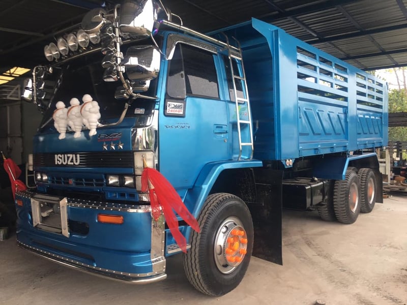 เสร็จสดใหม่ รถดั้ม2เพลา ร็อกกี้240แรง เกียร์ฟูลเลอร์ บิ้วใหม่สวยพร้อมใช้งาน