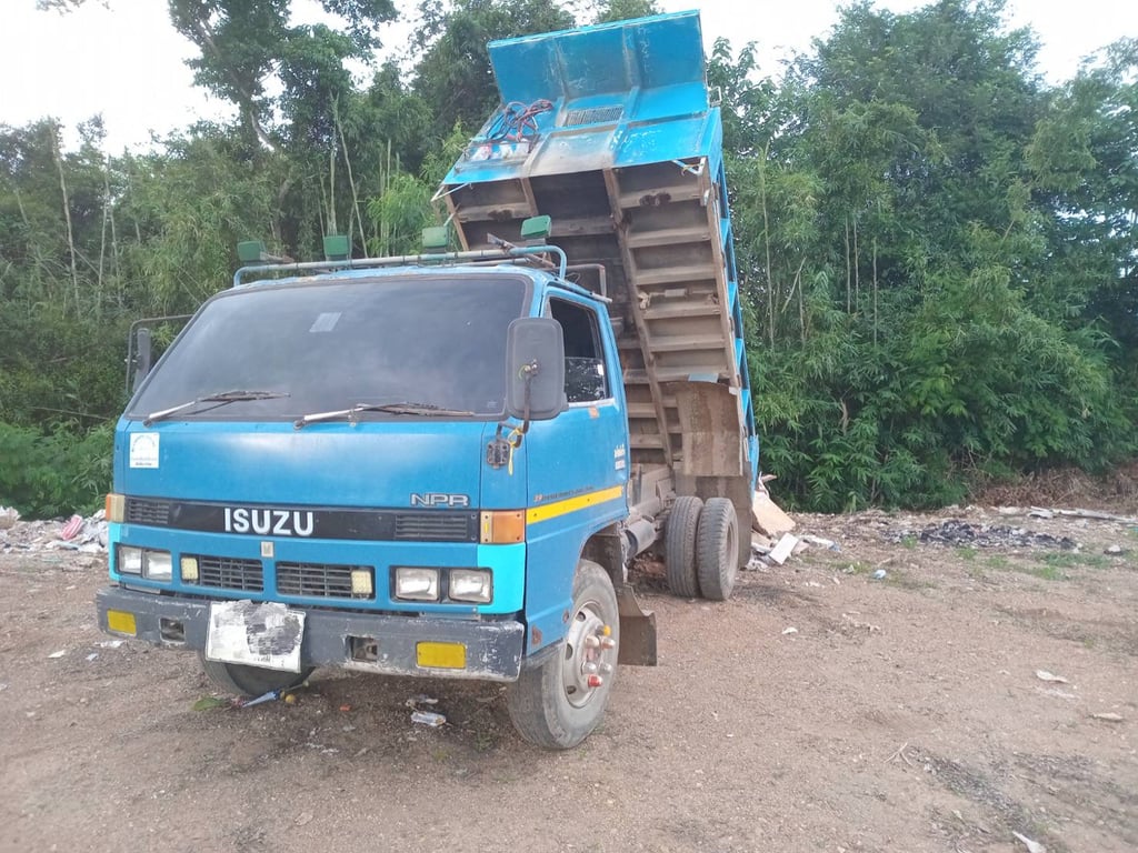 ISUZU NPR รถบรรทุก 6ล้อ ดั้มพ์ 