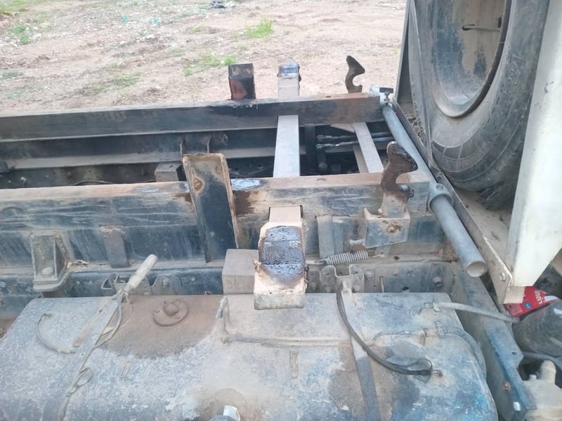 ISUZU NPR รถบรรทุก 6ล้อ ดั้มพ์ 