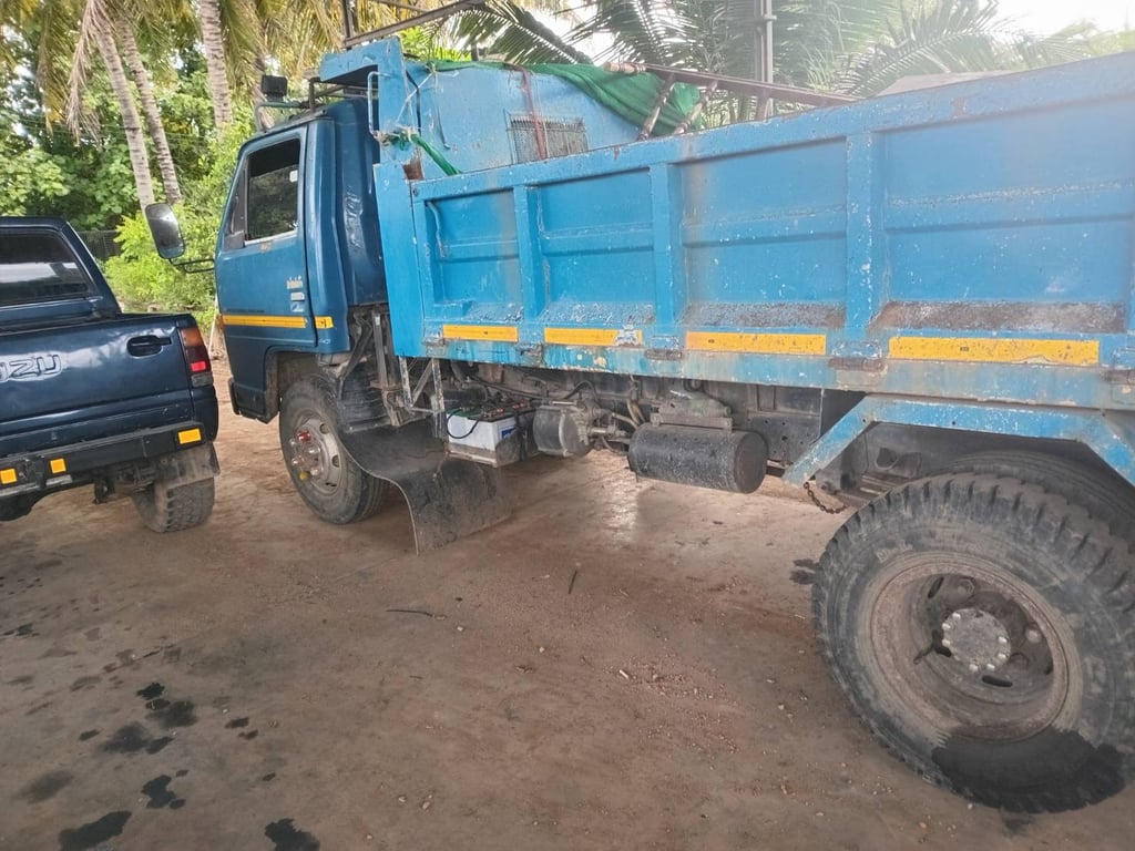 ISUZU NPR รถบรรทุก 6ล้อ ดั้มพ์ 