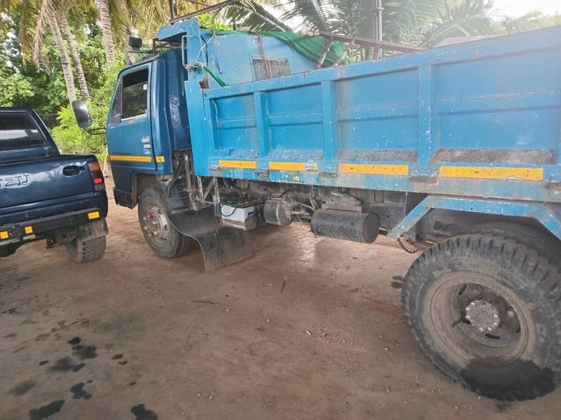 ISUZU NPR รถบรรทุก 6ล้อ ดั้มพ์ 