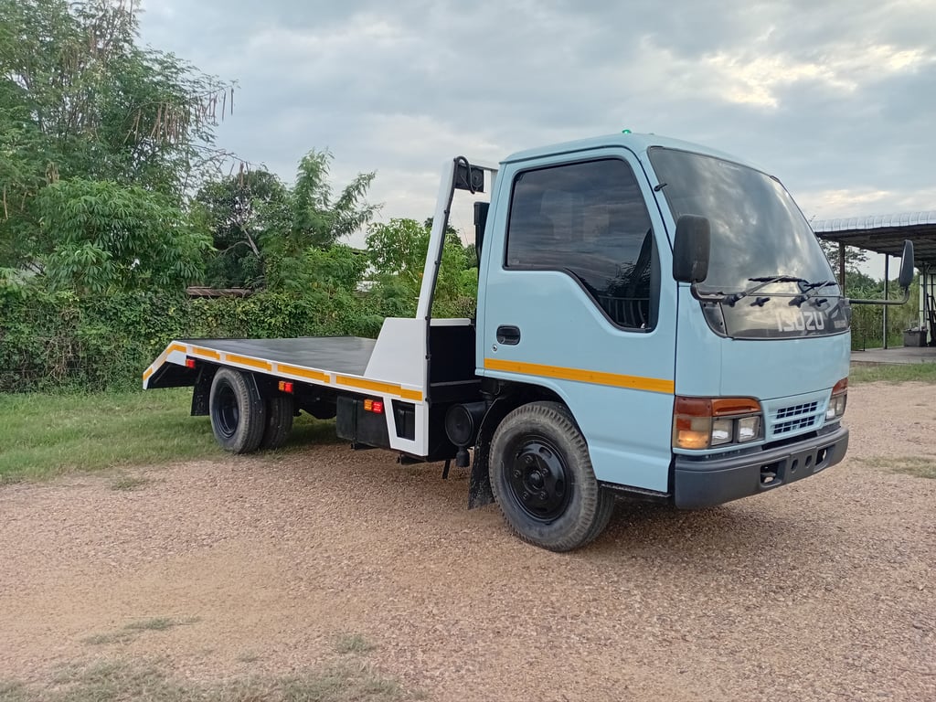 ISUZU NKR 4BE1 รถบบรทุก6ล้อ กระบะเหล็กรางทั้งคันท้ายลาดบรรทุกแม็คโครเล็กพร้อมใช้งาน