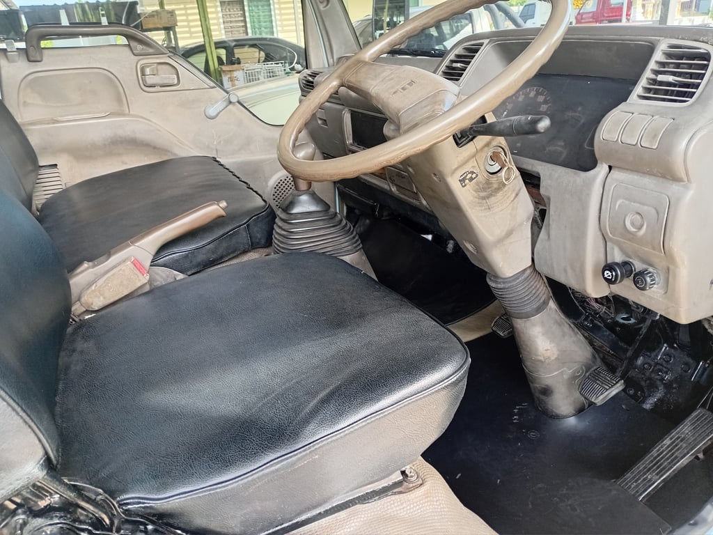 ISUZU NKR 4BE1 รถบบรทุก6ล้อ กระบะเหล็กรางทั้งคันท้ายลาดบรรทุกแม็คโครเล็กพร้อมใช้งาน