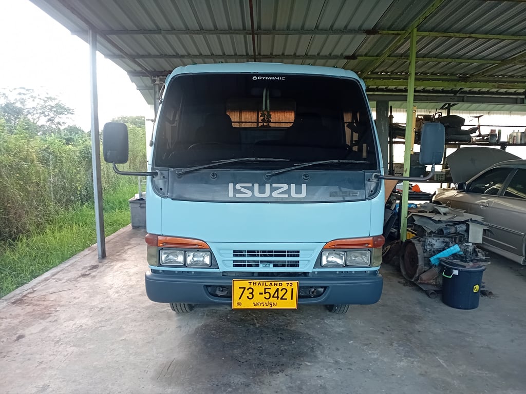 ISUZU NKR 4BE1 รถบบรทุก6ล้อ กระบะเหล็กรางทั้งคันท้ายลาดบรรทุกแม็คโครเล็กพร้อมใช้งาน