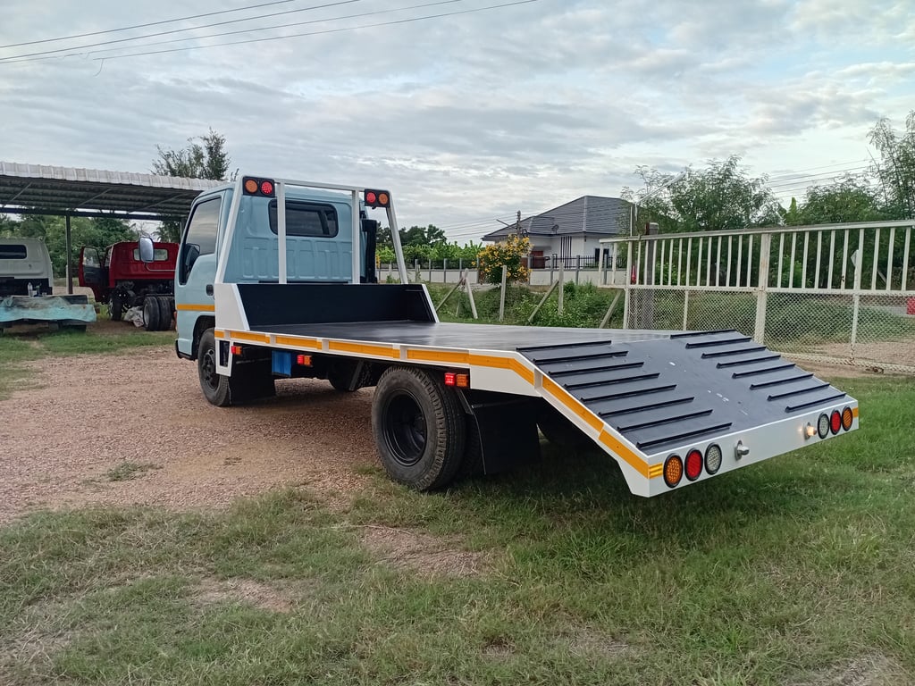 ISUZU NKR 4BE1 รถบบรทุก6ล้อ กระบะเหล็กรางทั้งคันท้ายลาดบรรทุกแม็คโครเล็กพร้อมใช้งาน