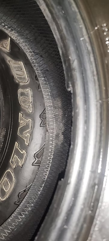 ยางมือสอง 265 70R16 ตำหนิขอบยางนิดเดียวไม่มีผลต่อการใช้งาน