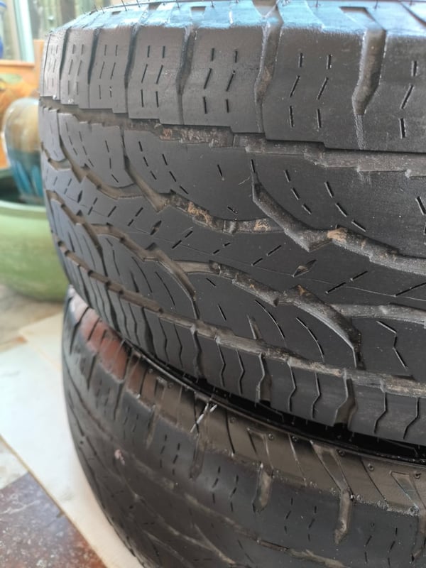 ยางมือสอง 265 70R16 ตำหนิขอบยางนิดเดียวไม่มีผลต่อการใช้งาน