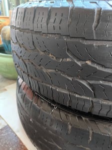 ยางมือสอง 265 70R16 ตำหนิขอบยางนิดเดียวไม่มีผลต่อการใช้งาน