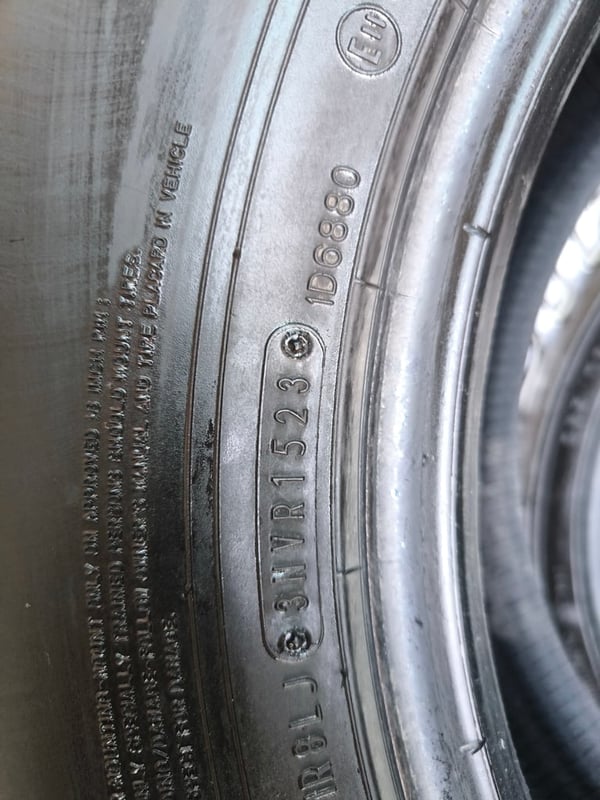 ยางมือสอง 265 70R16 ตำหนิขอบยางนิดเดียวไม่มีผลต่อการใช้งาน