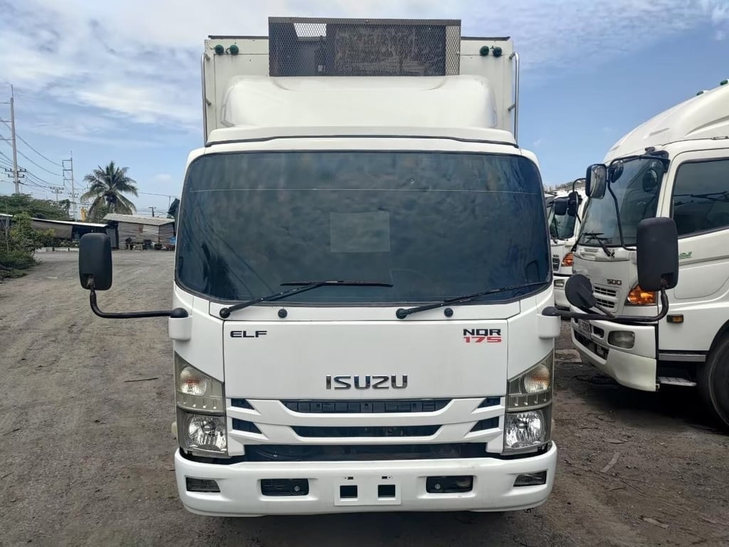 ISUZU NQR 175แรงม้า รถบรรทุก 6ล้อ ตู้เย็น ปี2011