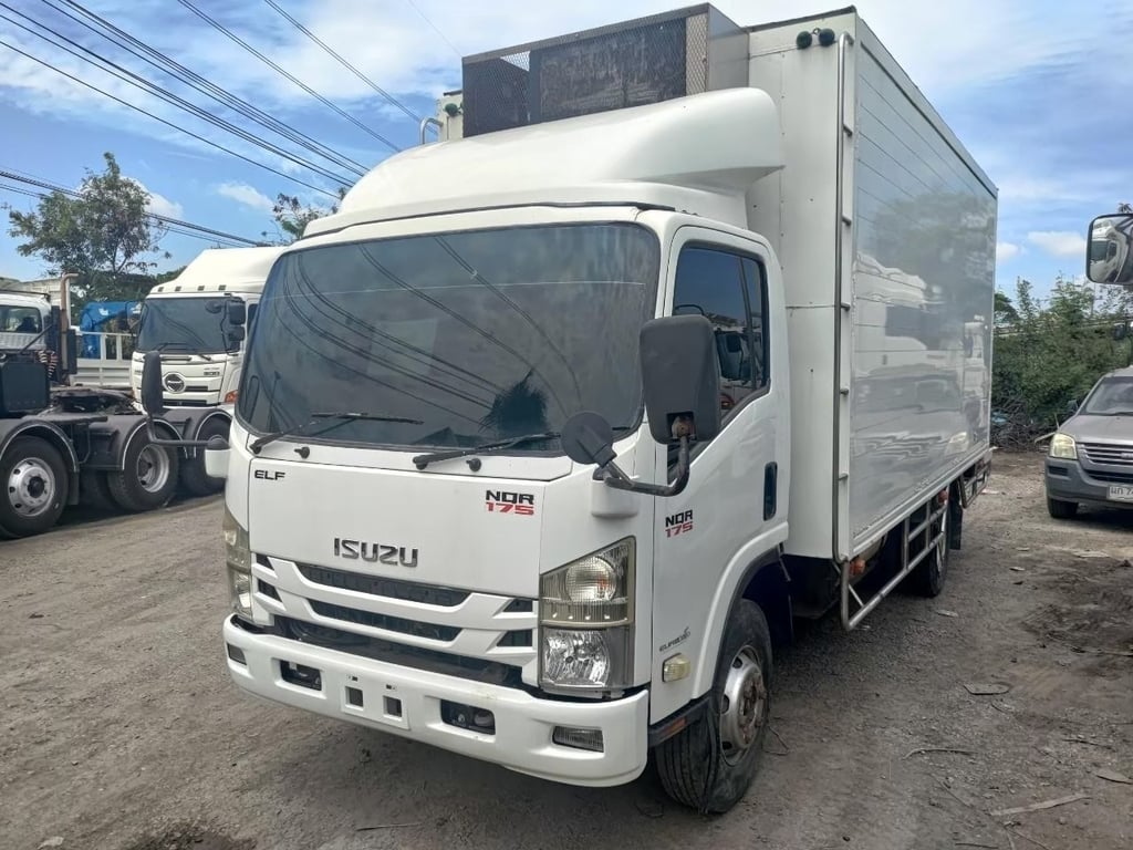 ISUZU NQR 175แรงม้า รถบรรทุก 6ล้อ ตู้เย็น ปี2011