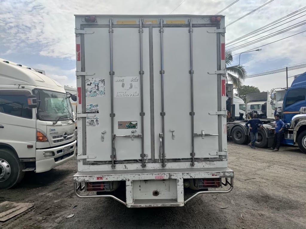 ISUZU NQR 175แรงม้า รถบรรทุก 6ล้อ ตู้เย็น ปี2011
