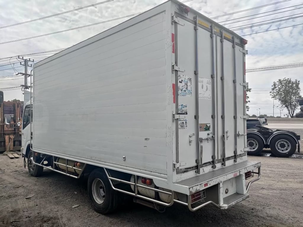 ISUZU NQR 175แรงม้า รถบรรทุก 6ล้อ ตู้เย็น ปี2011