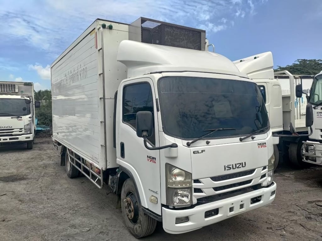 ISUZU NQR 175แรงม้า รถบรรทุก 6ล้อ ตู้เย็น ปี2011