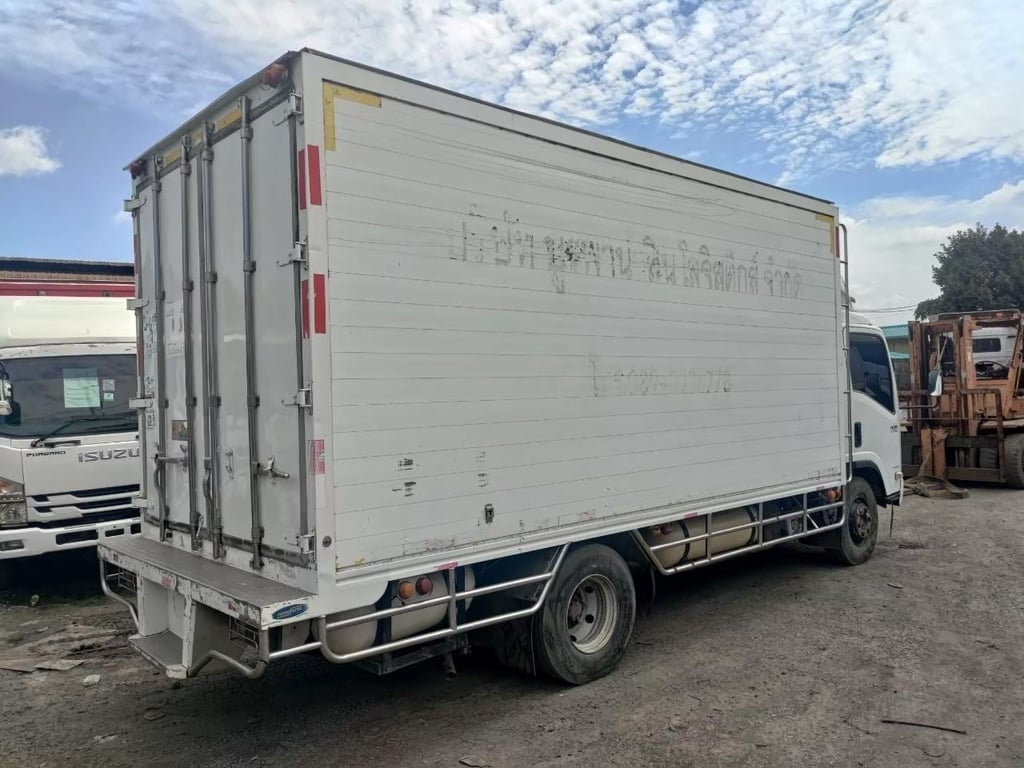 ISUZU NQR 175แรงม้า รถบรรทุก 6ล้อ ตู้เย็น ปี2011