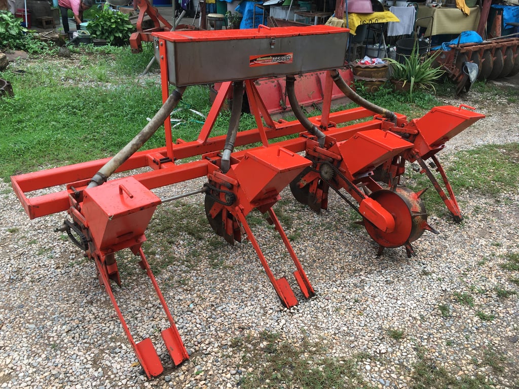 ขายเครื่องหยอดข้าวโพดถั่วมือสอง4แถว Kubota Ms360 คานคู่ปรับร่องได้ราคา39,000บาทสนใจติดต่อ088-9049322ครับ