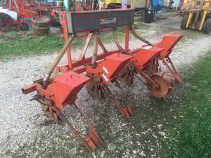 ขายเครื่องหยอดข้าวโพดถั่วมือสอง4แถว Kubota Ms360 คานคู่ใส่รถไถ30-50แรงปรับร่องได้ราคา36,000บาทสนใจติดต่อ088-9049322ครับ