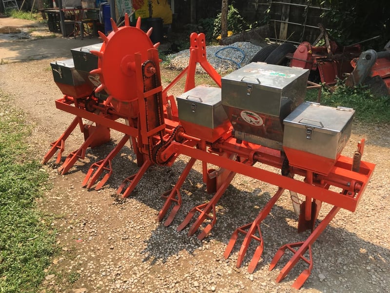 ขายเครื่องหยอดข้าวโพดมือสอง4แถวถังเลสสมัยการช่างจานนอนคานคู่สนใจติดต่อ088-9049322