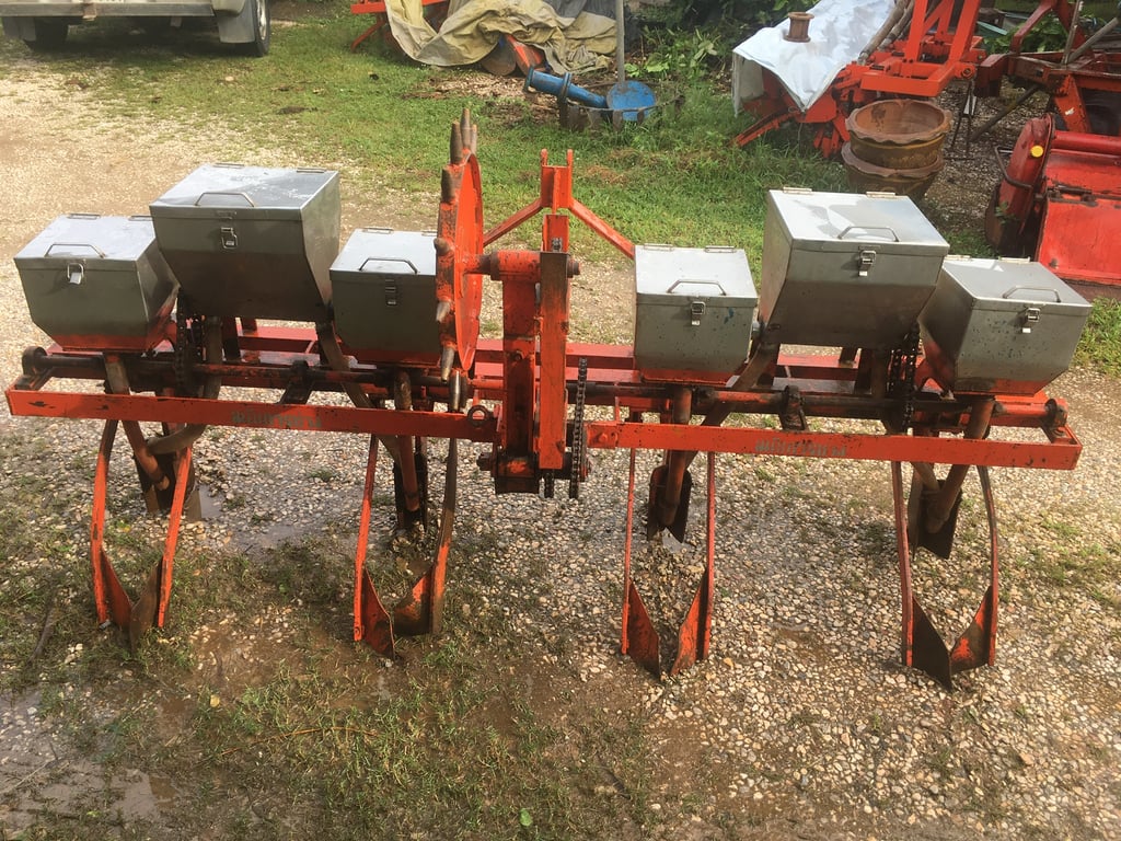 ขายเครื่องหยอดข้าวโพด4แถวถังเลสมือสองสมัยการช่างคานคู่สภาพดีใส่รถไถได้ทุกรุ่นพร้อมใช้งานราคา36,000บาทโทร088-9049322ครับโครงยาว2.42เมตร