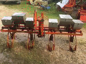 ขายเครื่องหยอดข้าวโพด4แถวถังเลสมือสองสมัยการช่างคานคู่สภาพดีใส่รถไถได้ทุกรุ่นพร้อมใช้งานราคา33,000บาทโทร088-9049322ครับโครงยาว2.42เมตร