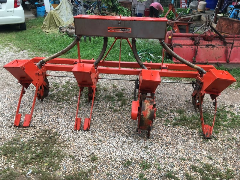 ขายเครื่องหยอดข้าวโพดรถไถใหญ่โครงยาว2.72เมตรมือสอง4แถว Kubota Ms360 คานคู่ใส่รถไถ30-50แรงปรับร่องได้ราคา45,000บาทสนใจติดต่อ088-9049322ครับ