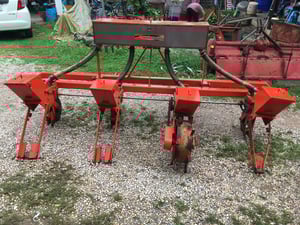 ขายเครื่องหยอดข้าวโพดรถไถใหญ่โครงยาว2.72เมตรมือสอง4แถว Kubota Ms360 คานคู่ใส่รถไถ30-50แรงปรับร่องได้ราคา45,000บาทสนใจติดต่อ088-9049322ครับ