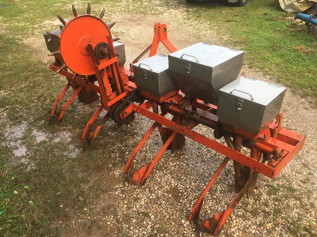 ขายเครื่องหยอดข้าวโพด4แถวถังเลสมือสองสมัยการช่างคานคู่สภาพดีใส่รถไถได้ทุกรุ่นพร้อมใช้งานราคา36,000บาทโทร088-9049322ครับโครงยาว2.42เมตร