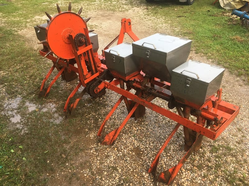 ขายเครื่องหยอดข้าวโพด4แถวถังเลสมือสองสมัยการช่างคานคู่สภาพดีใส่รถไถได้ทุกรุ่นพร้อมใช้งานราคา33,000บาทโทร088-9049322ครับโครงยาว2.42เมตร