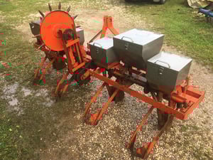 ขายเครื่องหยอดข้าวโพด4แถวถังเลสมือสองสมัยการช่างคานคู่สภาพดีใส่รถไถได้ทุกรุ่นพร้อมใช้งานราคา33,000บาทโทร088-9049322ครับโครงยาว2.42เมตร