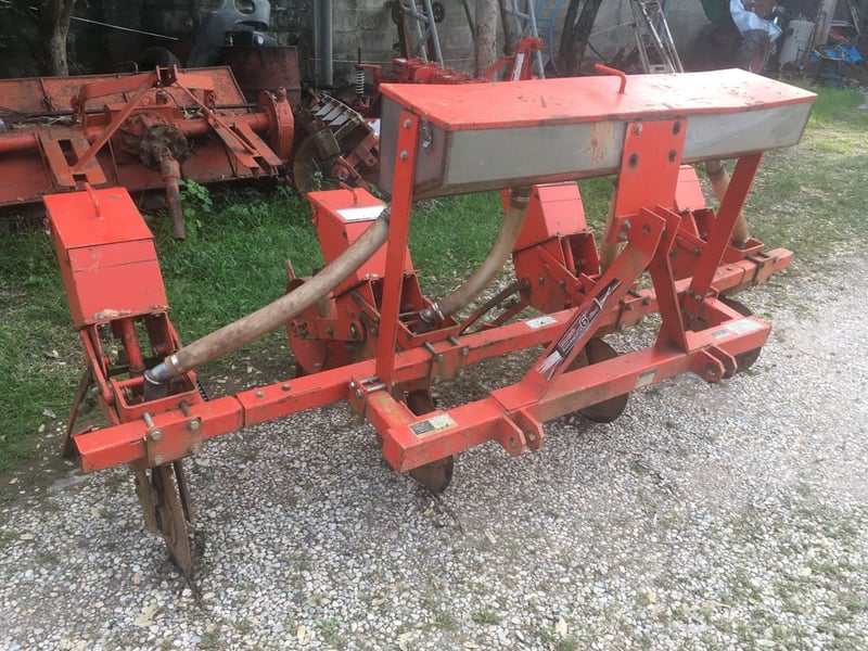 ขายเครื่องหยอดข้าวโพดถั่วมือสอง4แถว Kubota Ms360 คานคู่ใส่รถไถ30-50แรงปรับร่องได้ราคา36,000บาทสนใจติดต่อ088-9049322ครับ