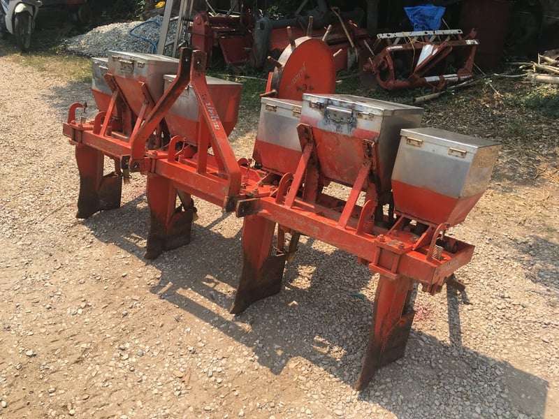 ขายเครื่องหยอดข้าวโพดมือสองใส่รถไถ40แรงขึ้นไปใส่รถไถใหญ่ได้ยี่ห้อบ่อไทย4แถวจานนอนถังเลสคานคู่สภาพสวยพร้อมใช้งานราคา36,000บาทโทร088-9049322