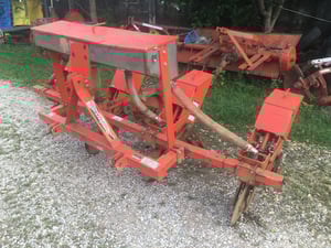 ขายเครื่องหยอดข้าวโพดถั่วมือสอง4แถว Kubota Ms360 คานคู่ใส่รถไถ30-50แรงปรับร่องได้ราคา36,000บาทสนใจติดต่อ088-9049322ครับ