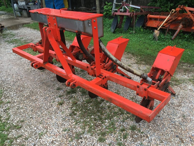 ขายเครื่องหยอดข้าวโพดรถไถใหญ่โครงยาว2.72เมตรมือสอง4แถว Kubota Ms360 คานคู่ใส่รถไถ30-50แรงปรับร่องได้ราคา45,000บาทสนใจติดต่อ088-9049322ครับ