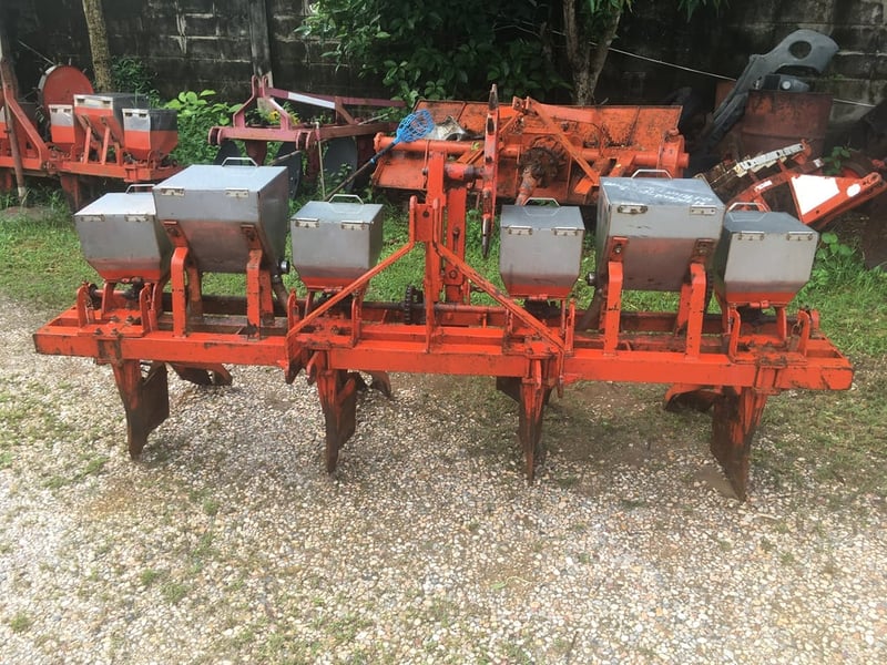 ขายเครื่องหยอดข้าวโพด4แถวถังเลสมือสองสมัยการช่างคานคู่สภาพดีใส่รถไถได้ทุกรุ่นพร้อมใช้งานราคา36,000บาทโทร088-9049322ครับโครงยาว2.42เมตร