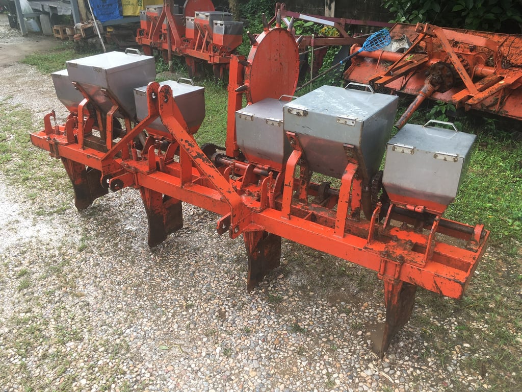 ขายเครื่องหยอดข้าวโพด4แถวถังเลสมือสองสมัยการช่างคานคู่สภาพดีใส่รถไถได้ทุกรุ่นพร้อมใช้งานราคา36,000บาทโทร088-9049322ครับโครงยาว2.42เมตร