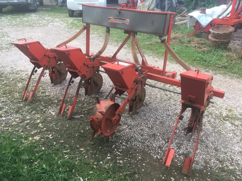 ขายเครื่องหยอดข้าวโพดถั่วมือสอง4แถว Kubota Ms360 คานคู่ใส่รถไถ30-50แรงปรับร่องได้ราคา36,000บาทสนใจติดต่อ088-9049322ครับ